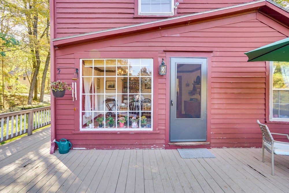 Tranquil 3 BR Stockbridge House w/ Private Deck!