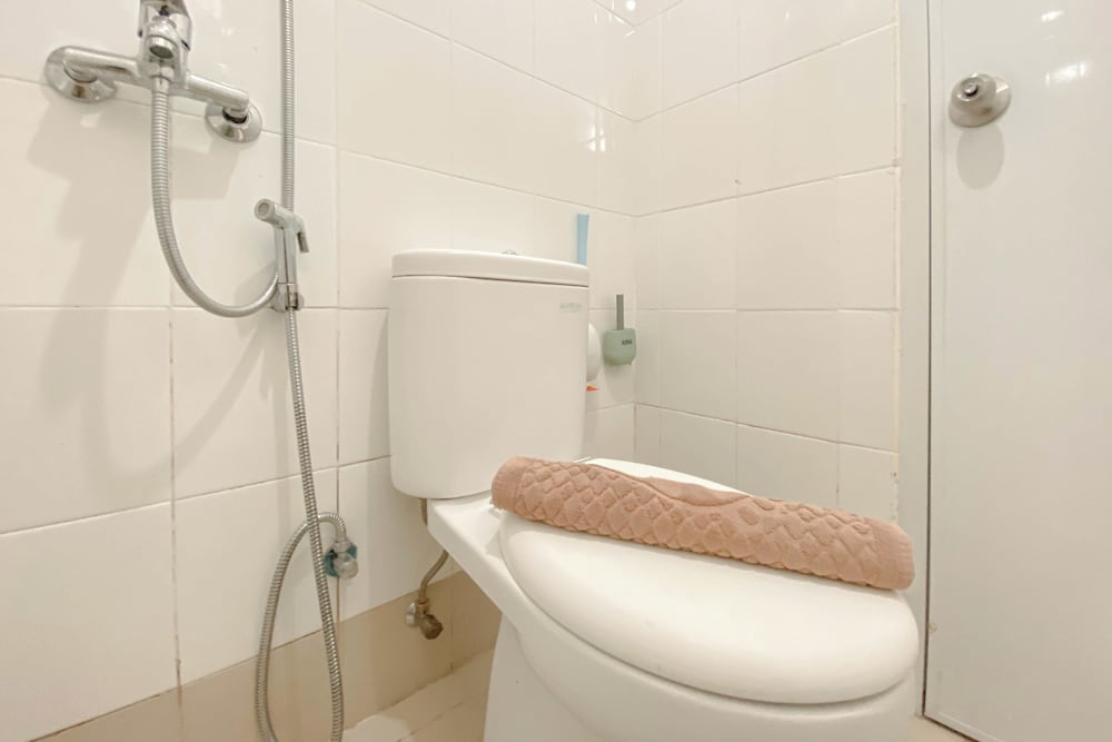 Modern Look 2Br At Bassura City Apartment view 4