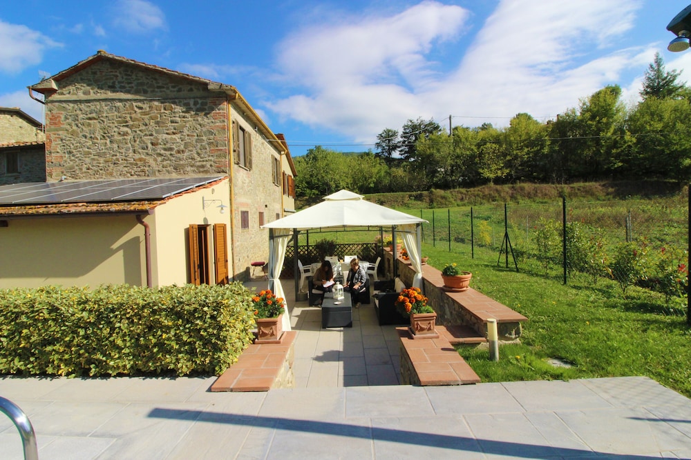Stunning Private Villa for 4 Guests With Wifi, Private Pool, TV, Veranda, Pets Allowed and Parking