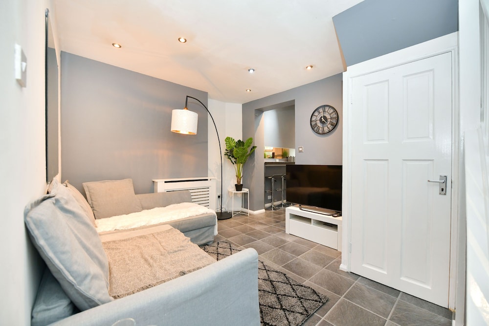 Impeccable 4-bed House With Garden in Brixton