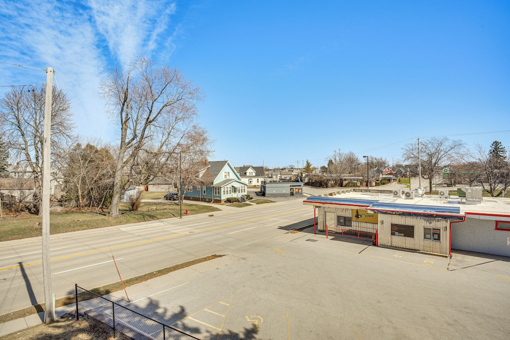 2 Mi to Dtwn: Studio Suite in Sheboygan