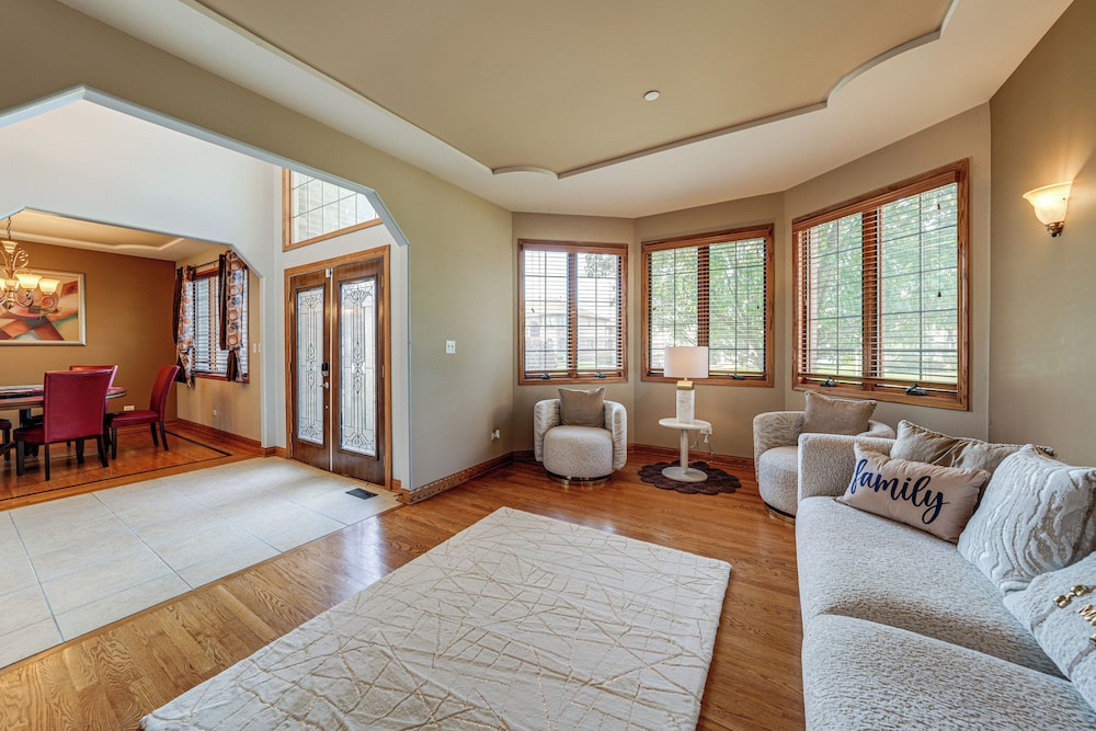 Game Room & Deck: Family Home in Chicago Area!