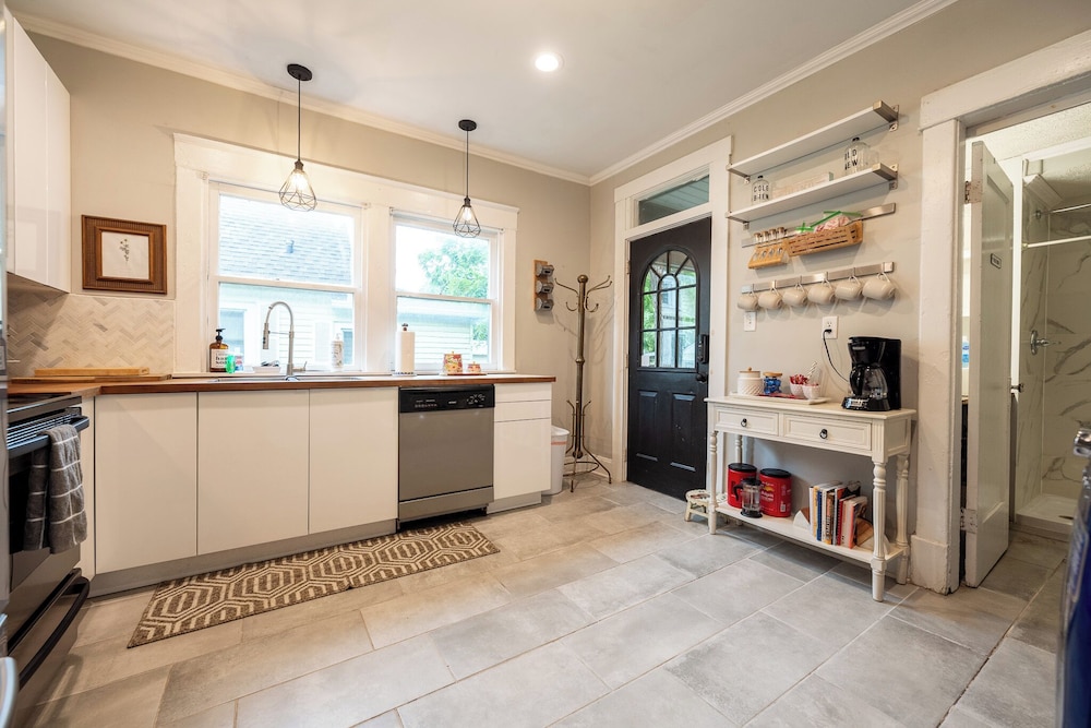 Spacious Duplex for 14 in Downtown