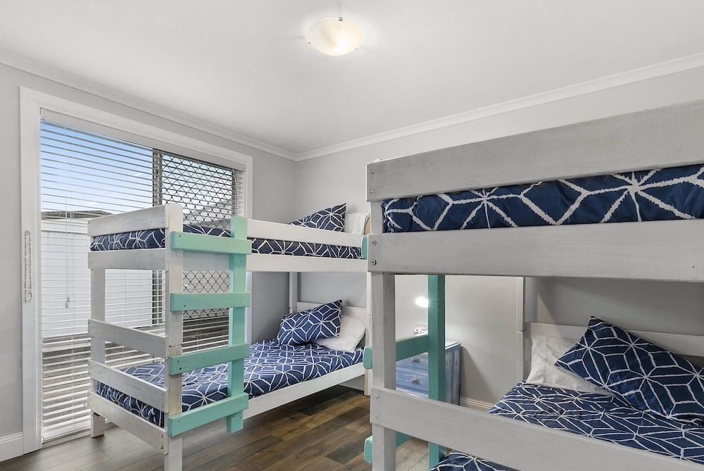 Settle in on 260 Settlement in Cowes view 4