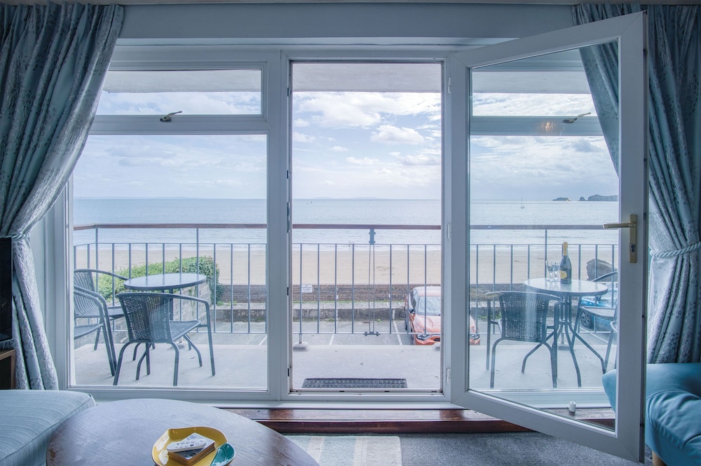 17 Beach Court - 2 Bed Apartment - Saundersfoot view 4