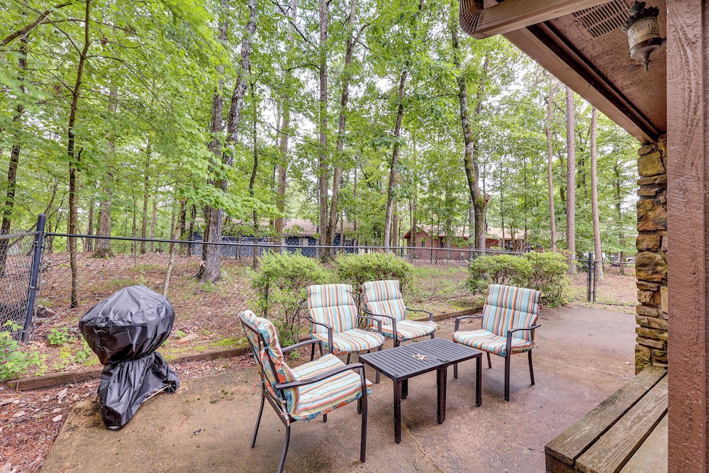 Walk to Lake Desoto: Hot Springs Village Retreat!