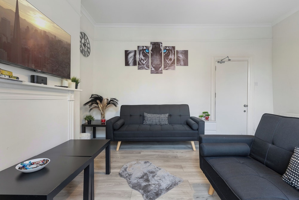City Escape London - Spacious 4 Bedroom House