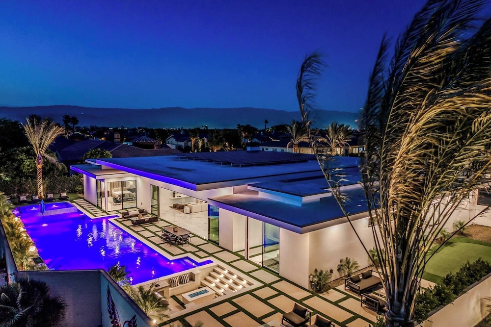 Indio Stay w/ Exclusive Amenities Pool, Hot Tub, Spa, Firepit Bravo Villa #16 by Avantstay