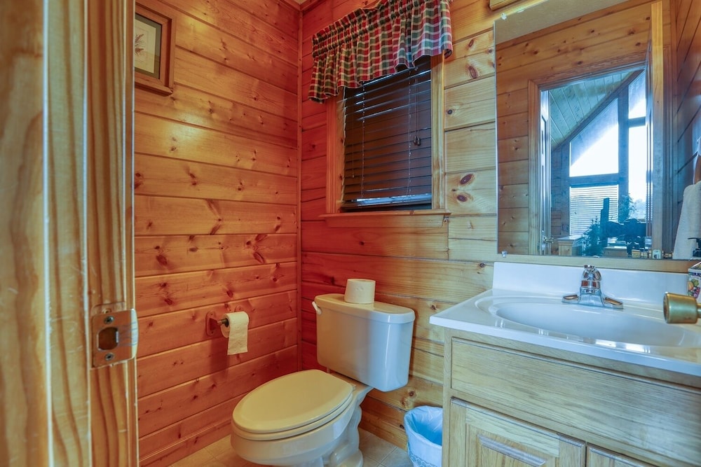 An Amazing View - 4 Bedrooms, 3.5 Baths, Sleeps 10 Cabin by RedAwning