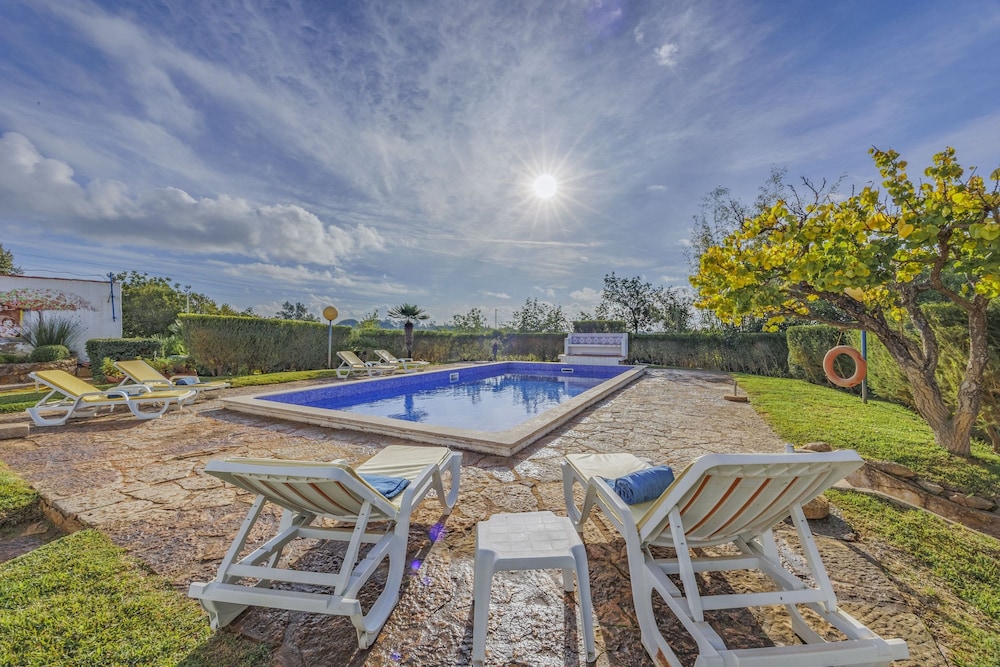 Muxima in Quelfes With 3 Bedrooms and 2 Bathrooms