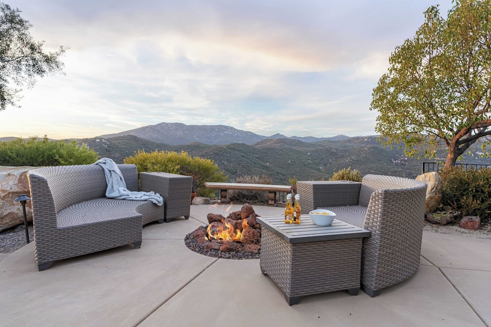 Hilltop Estate w/ Pool, Hot Tub, Fire Pit, Views Cleveland Vista by Avantstay