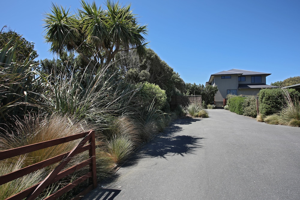 Curio Bay Salt House Motel