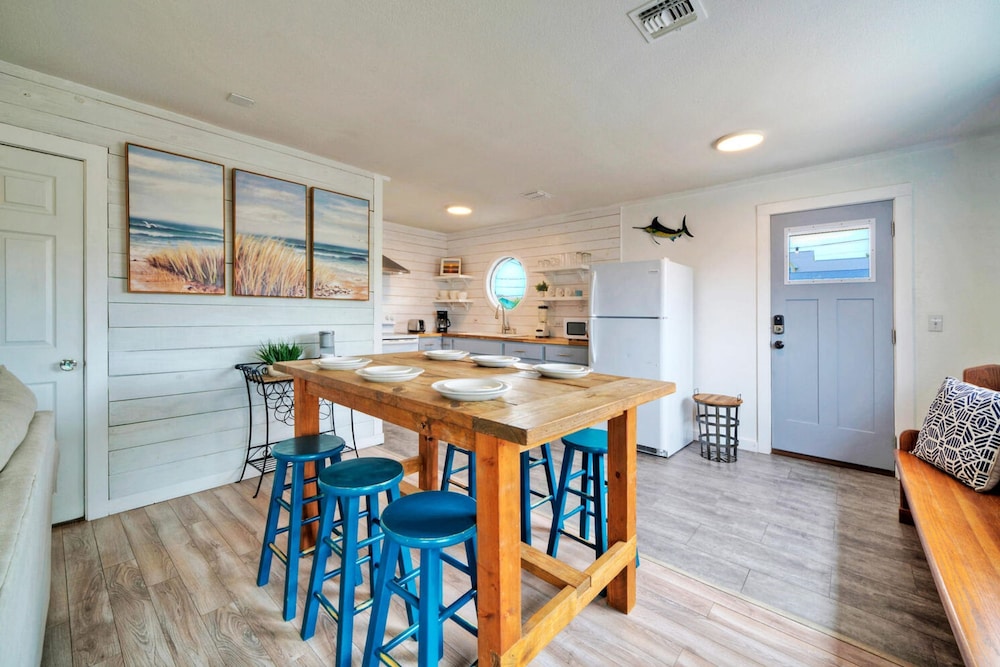 Dual Port A Cottages 2 Complete Homes Walk to the Beach Patio Fully-equipped Kitchens