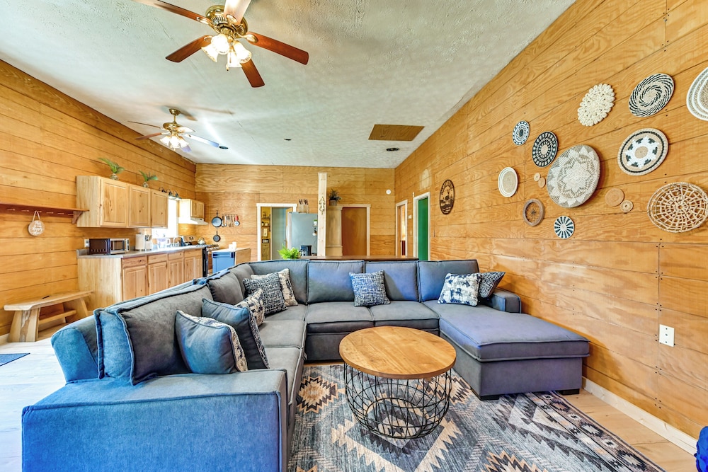 Ohio Hunters Cabin w/ Pond Access: Pets Welcome!