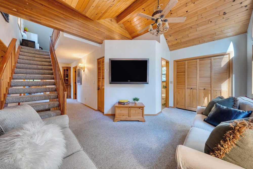 Cozy Escape w/ Hot Tub + Deck & Access to Tahoe Donner & Skiing Alpenglow Chalet by Avantstay