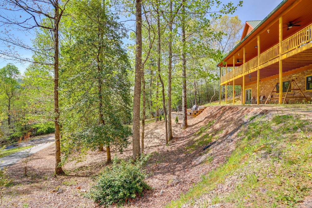 Lavish Hiawassee Cabin - Great for Families! view 3
