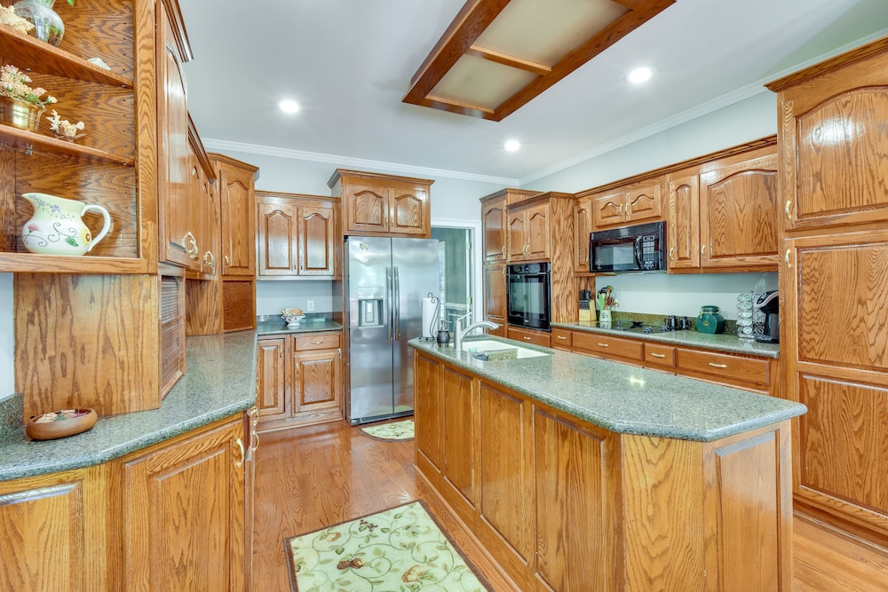 Lakefront Hartwell Retreat w/ Gas Grill  Deck! - Property Image 8