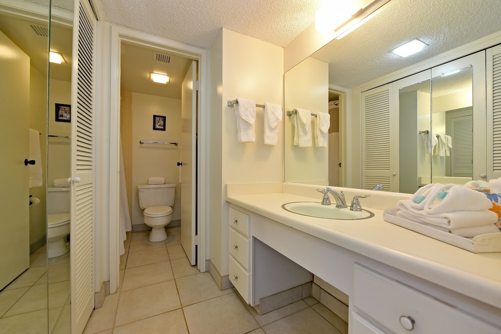 Valley Isle #808 2 Bedroom Condo by RedAwning