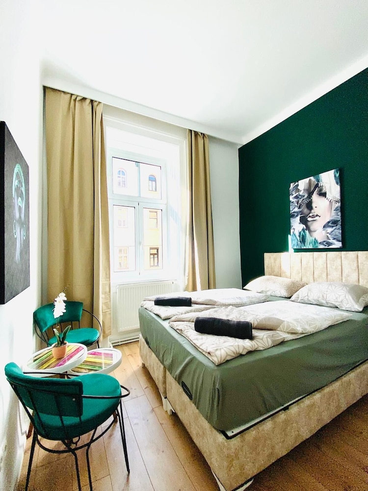 8 Studios with Terrace in Margareten
