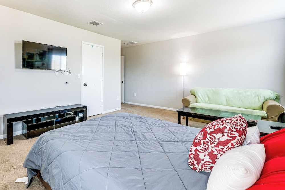 Family Home w/ Pool Access: 5 Mi to Downtown Buda!