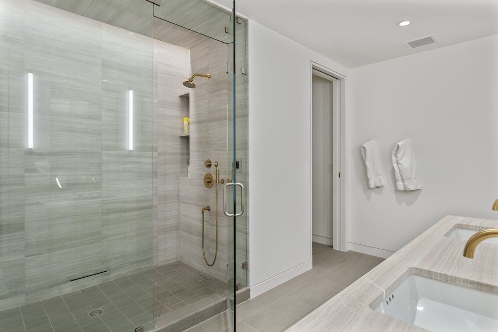 2505 Founders Place - Three Bedroom Deluxe 3 Condo