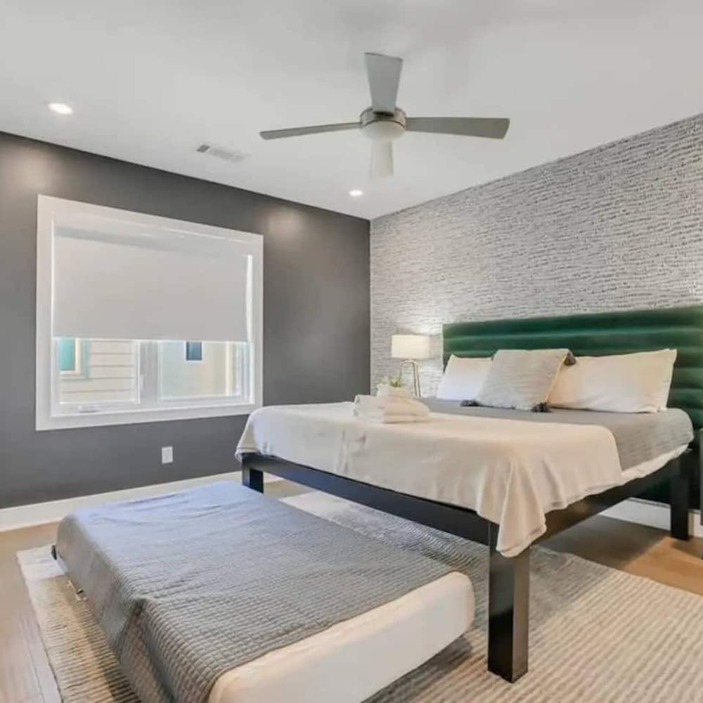 Spacious 4BR Minutes From Broadway- Sleeps 14 view 4
