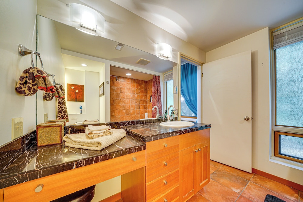 8 Mi to Dtwn Seattle: Pet-friendly Apt w/ Hot Tub