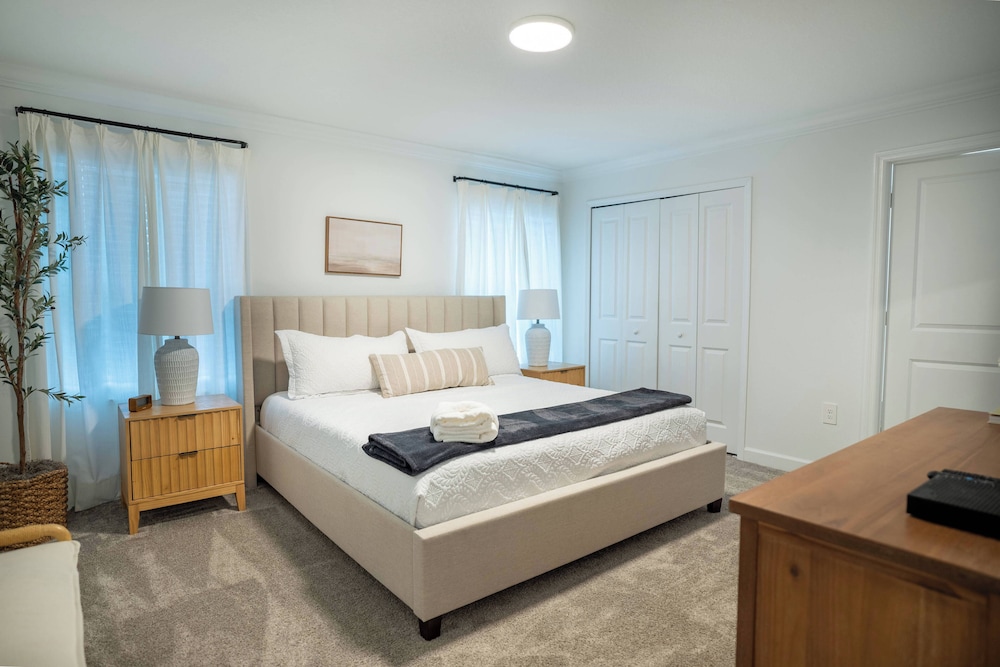 4BR Luxury Home at Champions Gate With Pool