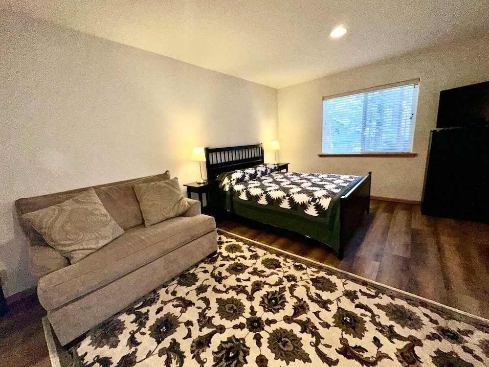 Pine Haven 3 Bedroom Home by RedAwning view 2