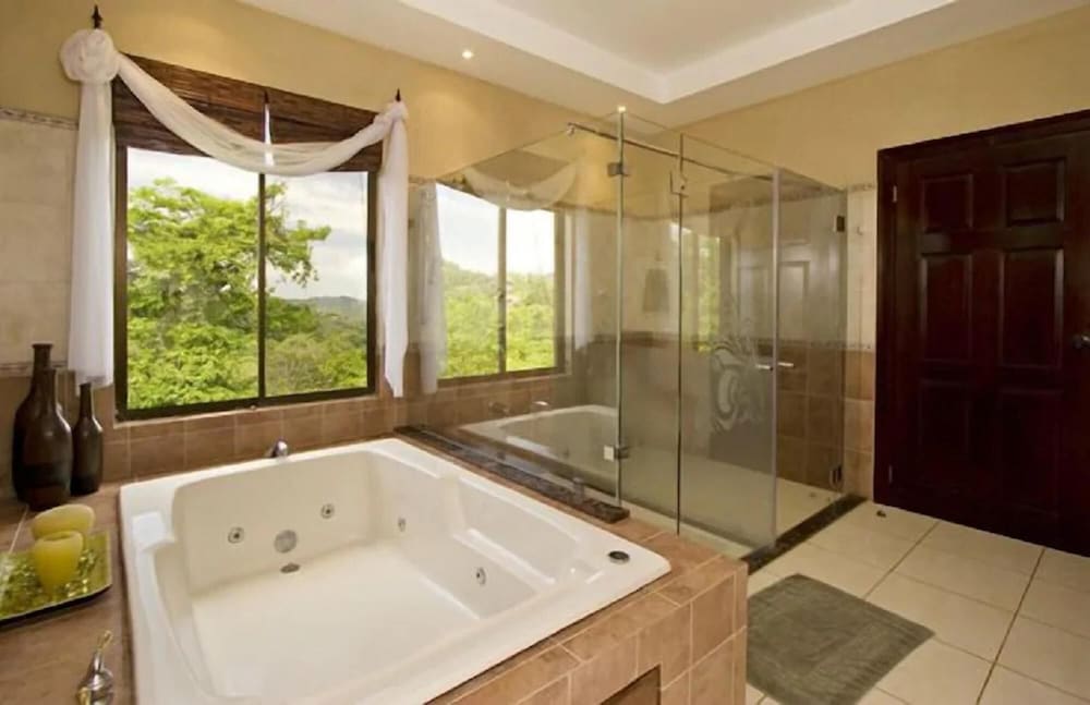Playa Potrero 4 BR Home Large Saltwater Pool Spectacular Views - Villa Oasis view 3