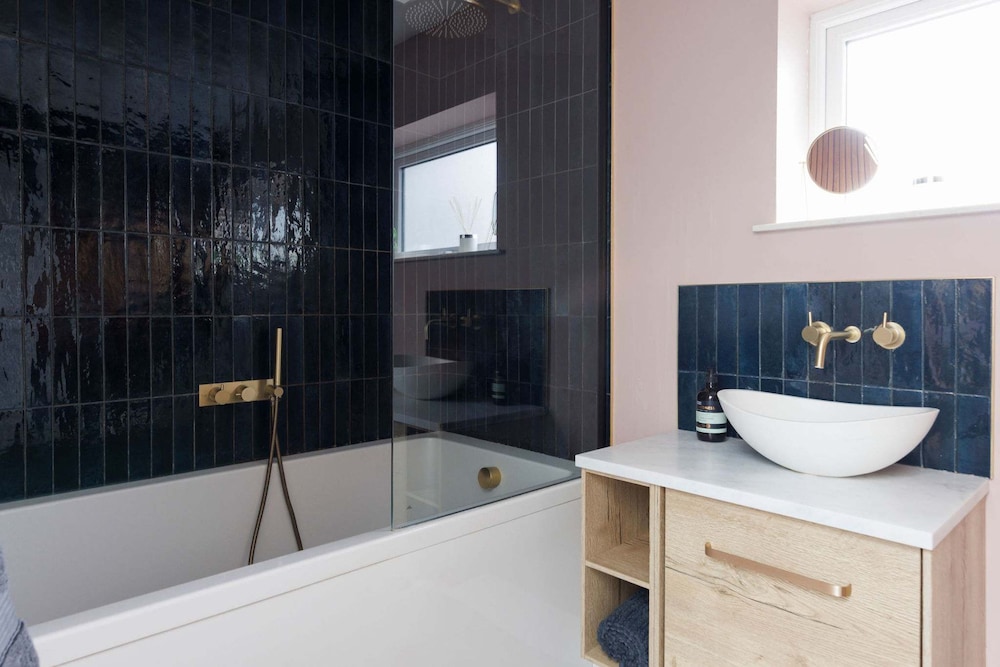 Chic 4-bed Coastal Retreat in Heart of Bosham