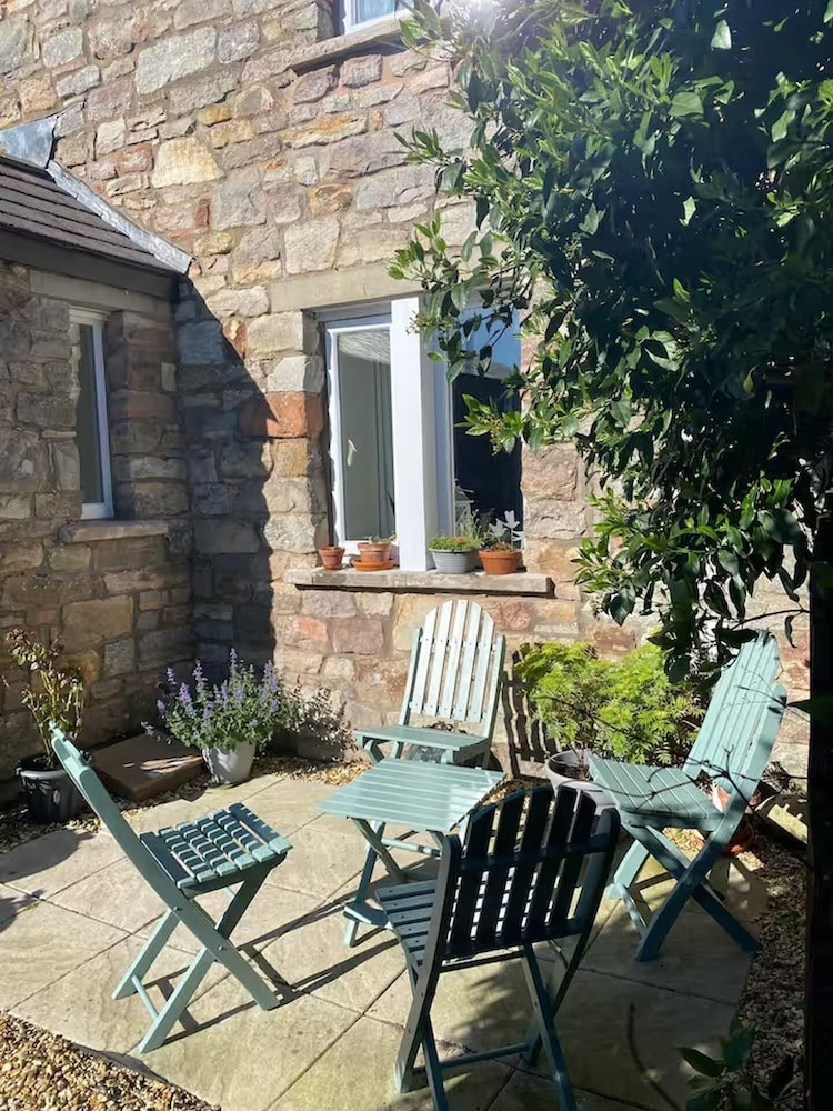 Idyllic Cottage Sleeps 4 pet Friendly