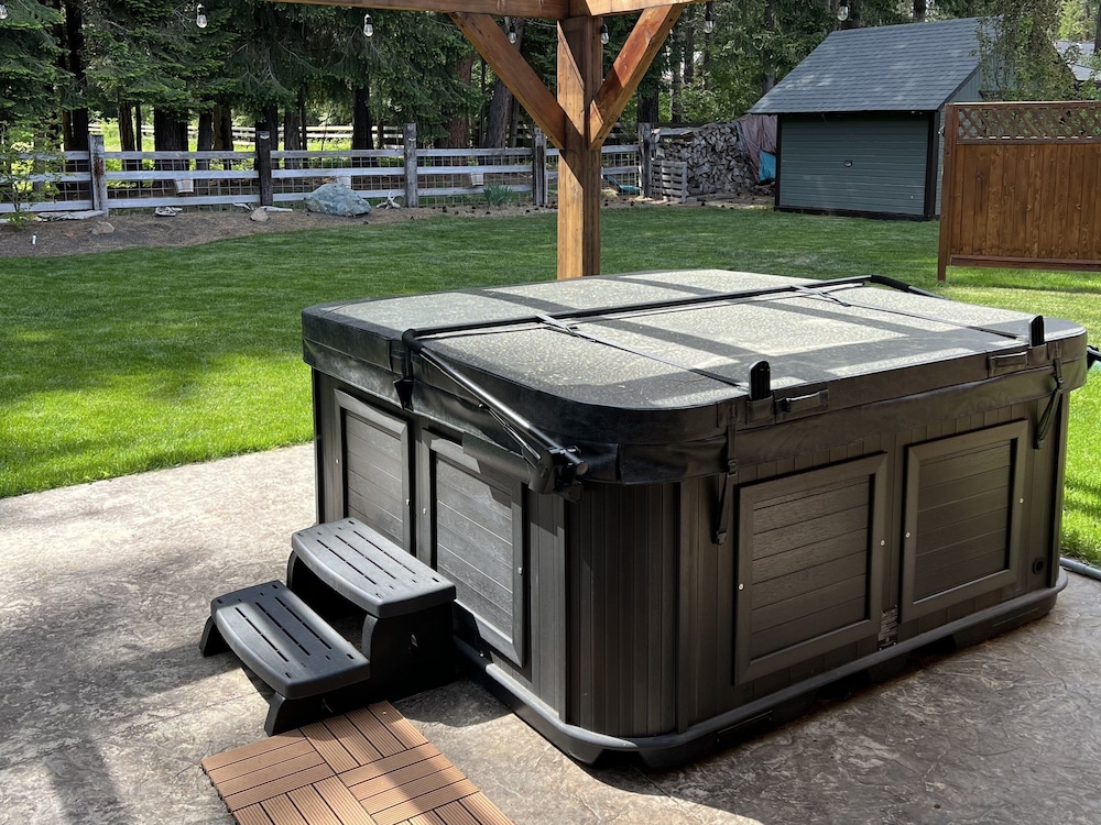 Mountain Retreat With Hot Tub, Game Room And Yard 3 Bedroom Home
