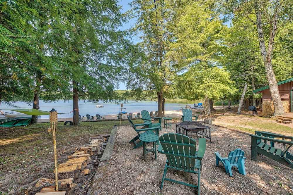 Steps to Beach: Lake Cabin Retreat in Levering!