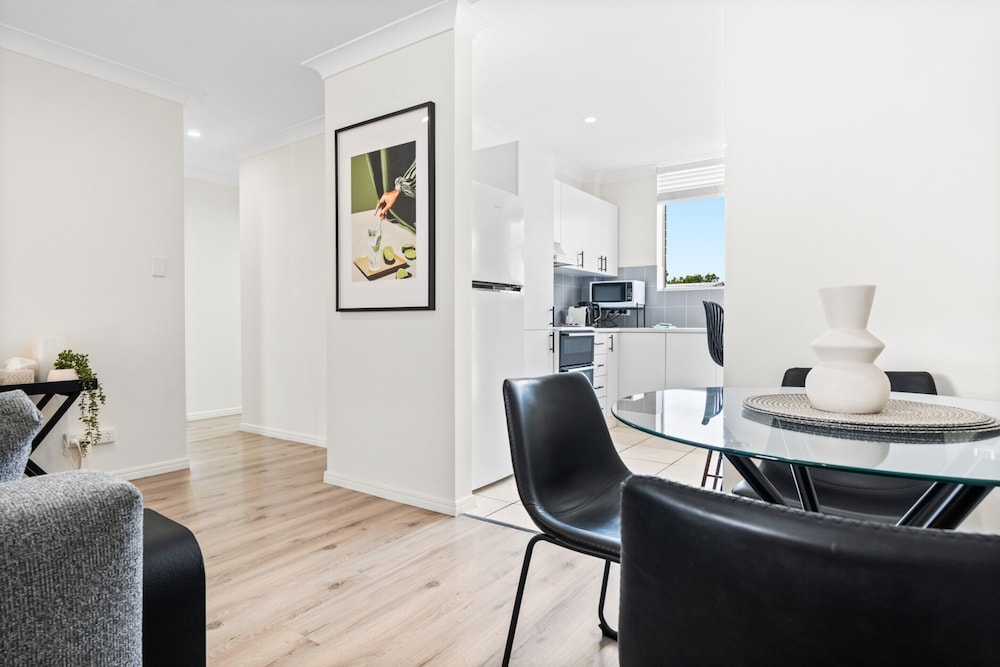 Elegant 2-bed With Balcony by Parks and Amenities