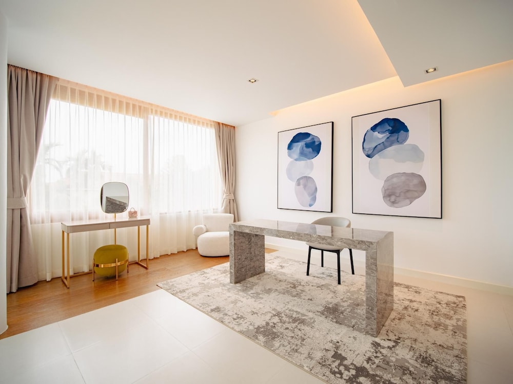 Luxurious 5bedroom White Estate Villa Private Lake