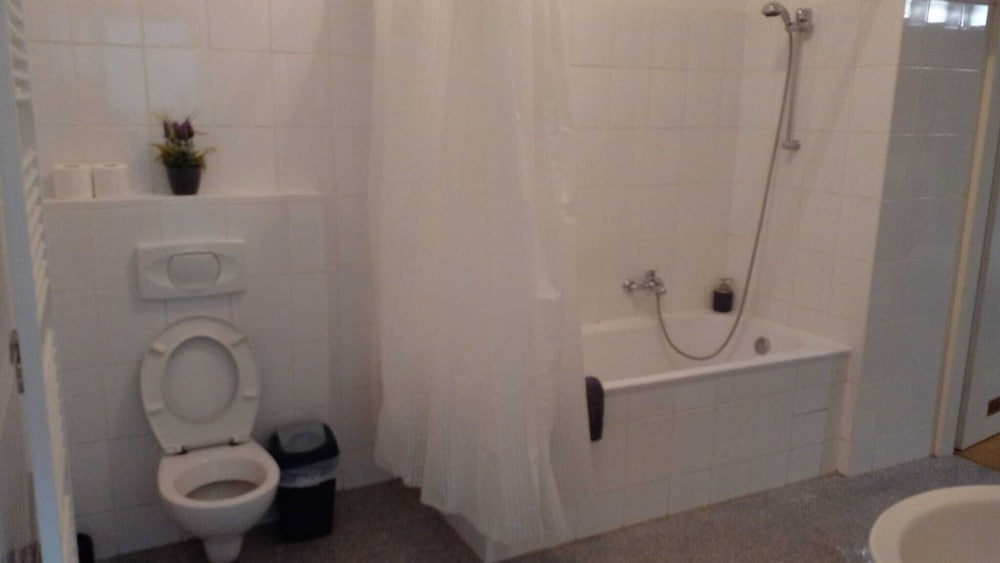 Comfort 2BR Apartment Near Stadthalle