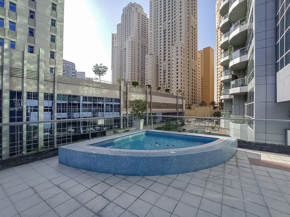 Refined 1BR Retreat in The Point Tower - Marina
