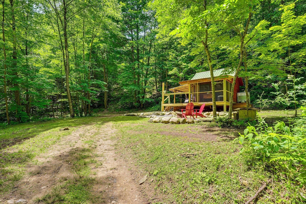 Solar-powered Brandon Studio Cabin: Hiking Access