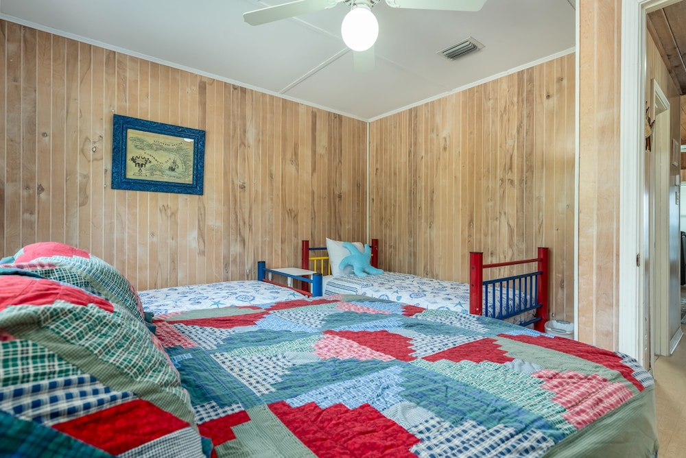 Happy Lee Ever After - 1424 Cadillac Avenue 2 Bedroom Home view 5
