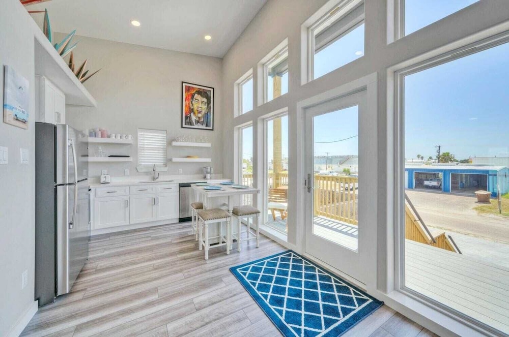 Sleeps 16 2 Homes, Priv Pool, Ping-pong 1block to Alister St. Shops & Dining