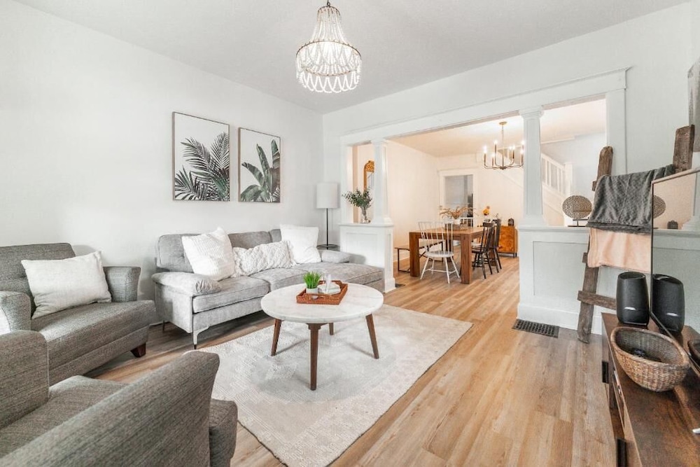 Cozy 3BR Home in Bates-Hendricks