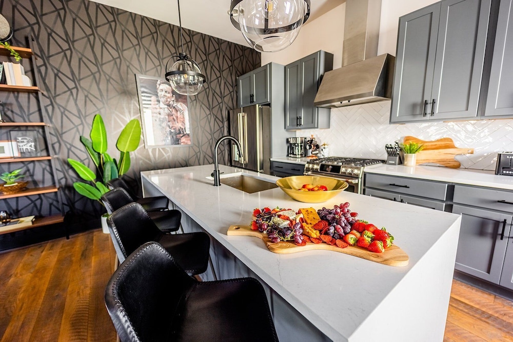 Heart of Gulch - 4 Min to Broadway - Designer Home
