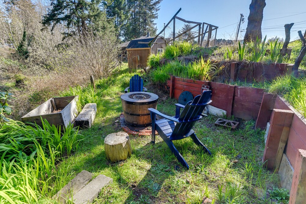 On-site Creek & Fishing: Cozy Coos Bay Retreat! view 2