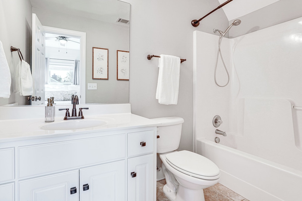 Summerville Historic Bungalow w/ Hot Tub
