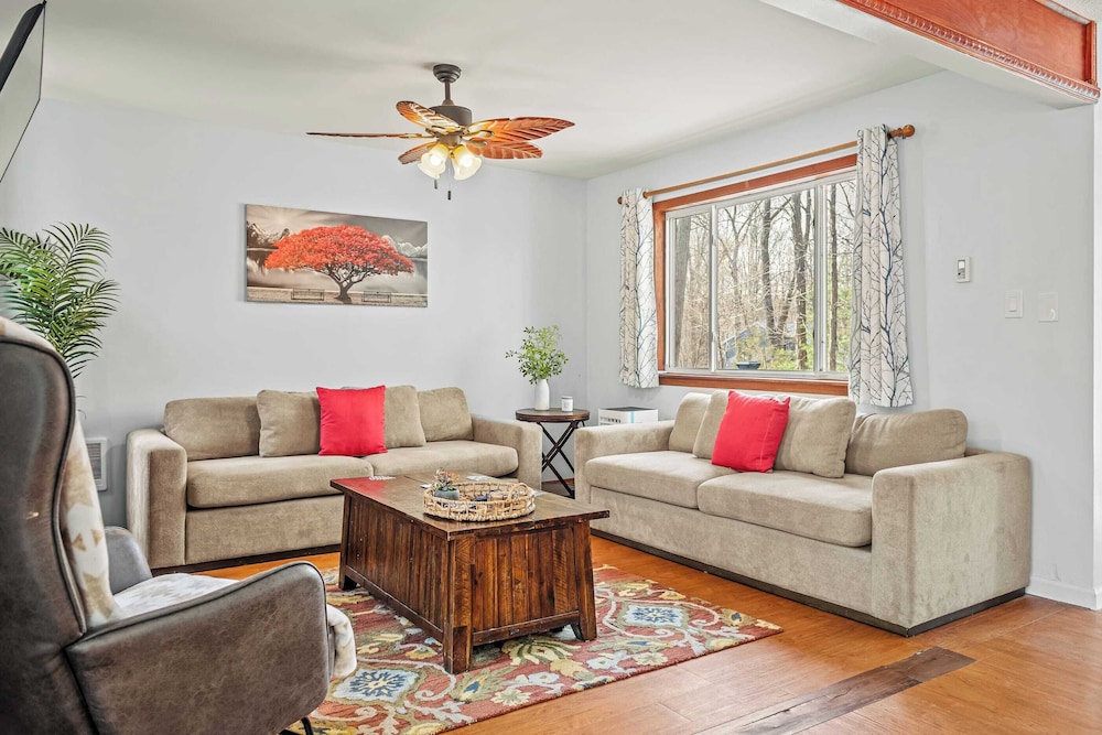 Stylish Renovated Home Open Layout, Coffee Bar + Near Hiking & Waterfalls