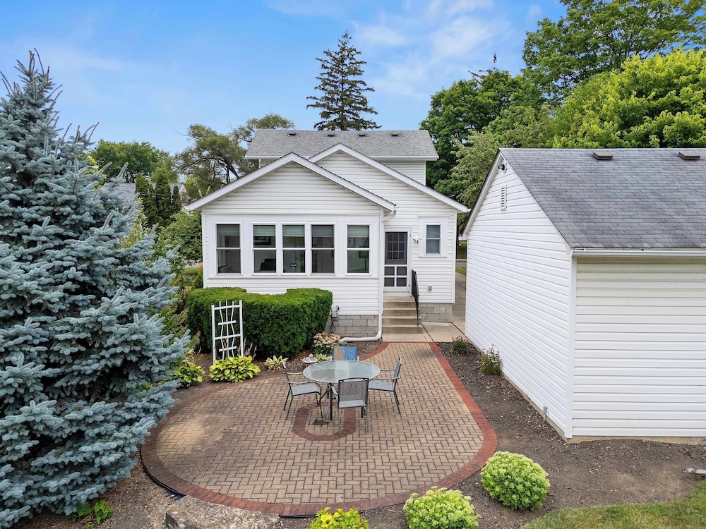 Classic Charm on Ashland For 8