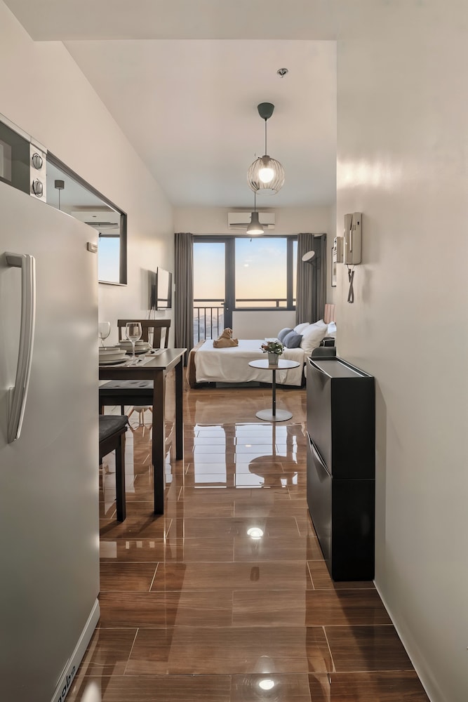Room-sleek Studio With City Views on the