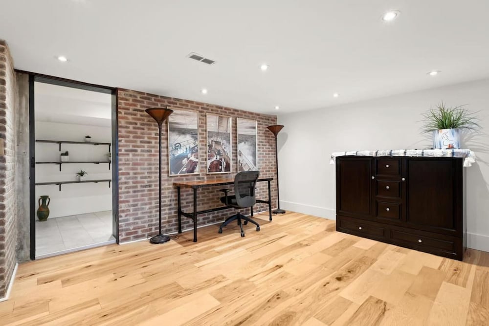 Luxurious Lower Level Apartment Closeto Downtown