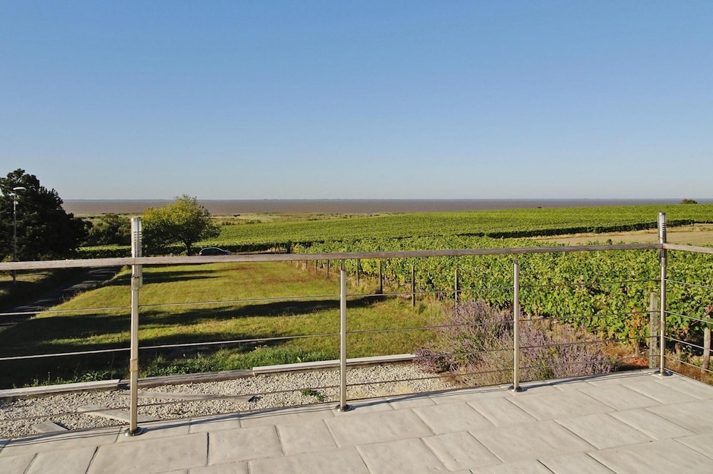 Holiday Home in Chenac With Stunning Terrace Views photo 4